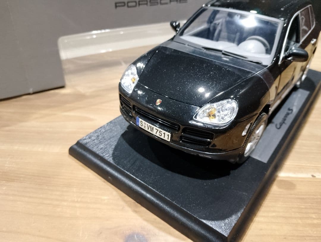 1/18 ポルシェ　カイエンS　ディーラー品　ミニカー　ブラック