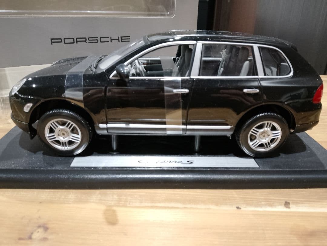 1/18 ポルシェ　カイエンS　ディーラー品　ミニカー　ブラック