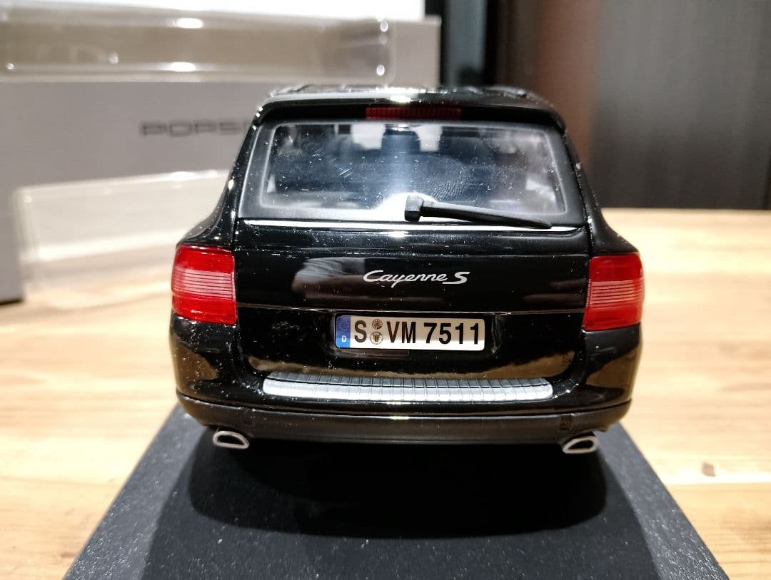 1/18 ポルシェ　カイエンS　ディーラー品　ミニカー　ブラック