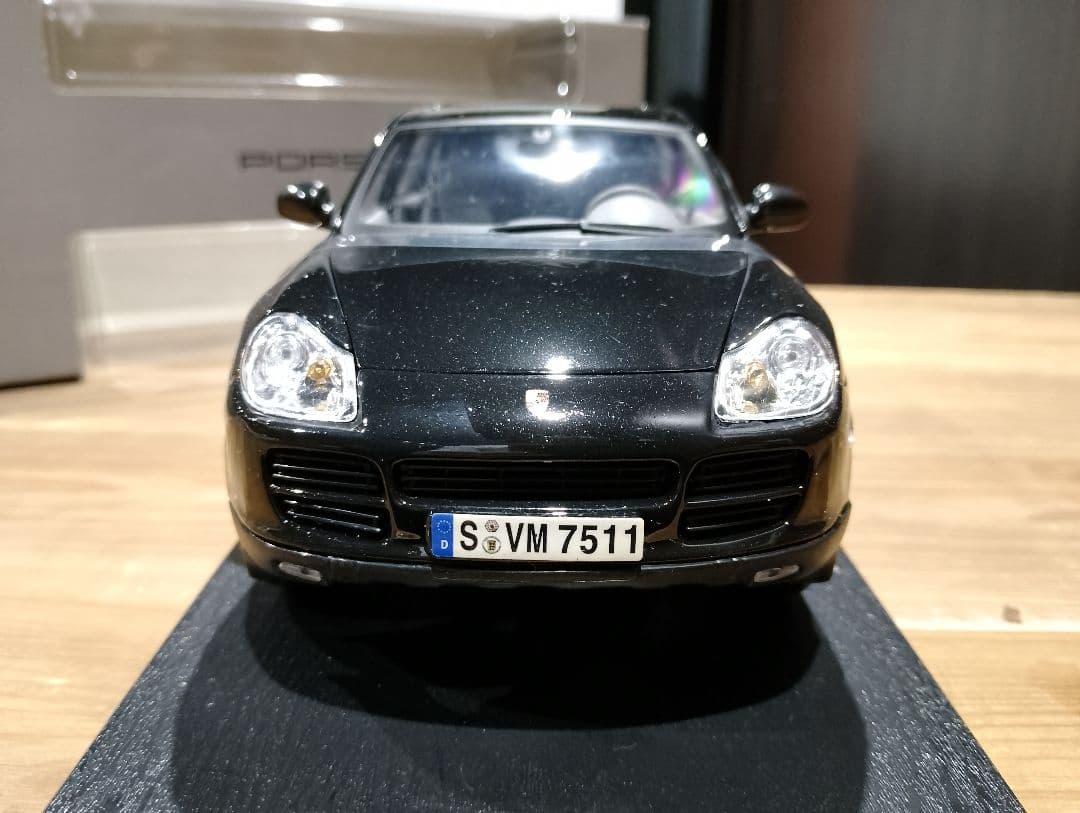 1/18 ポルシェ　カイエンS　ディーラー品　ミニカー　ブラック