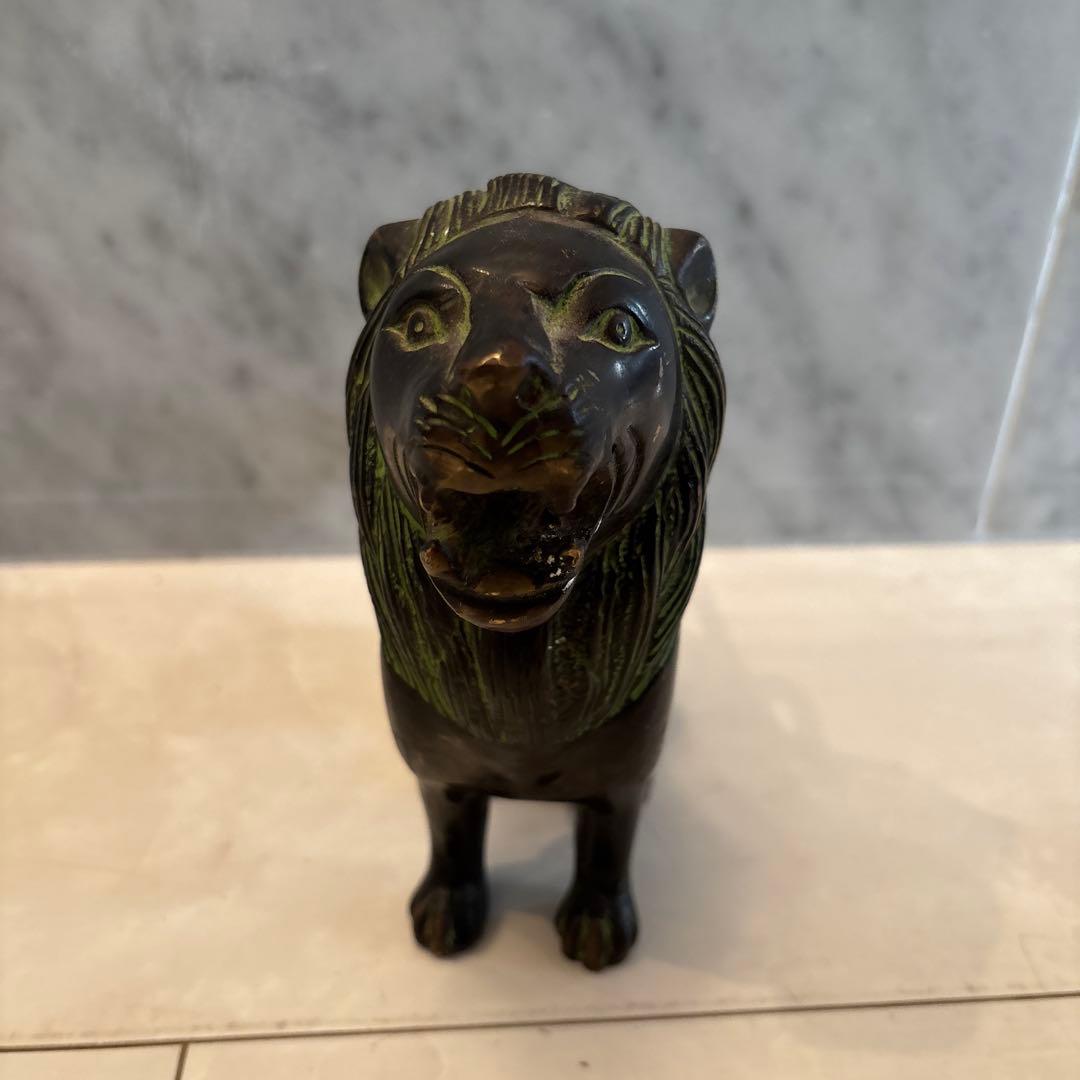 チベットアンティーク　威厳のある姿が美しい銅製のライオン