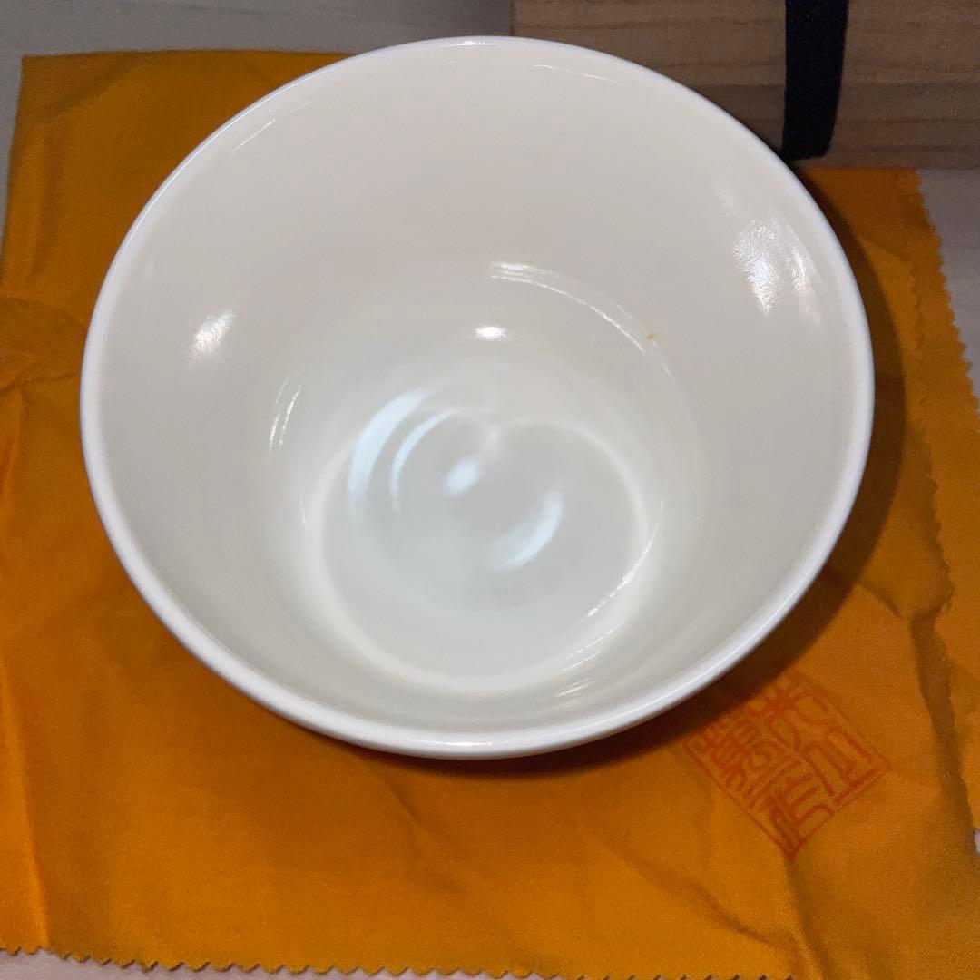 人間国宝 井上萬二 白磁 緑釉牡丹彫文 抹茶碗