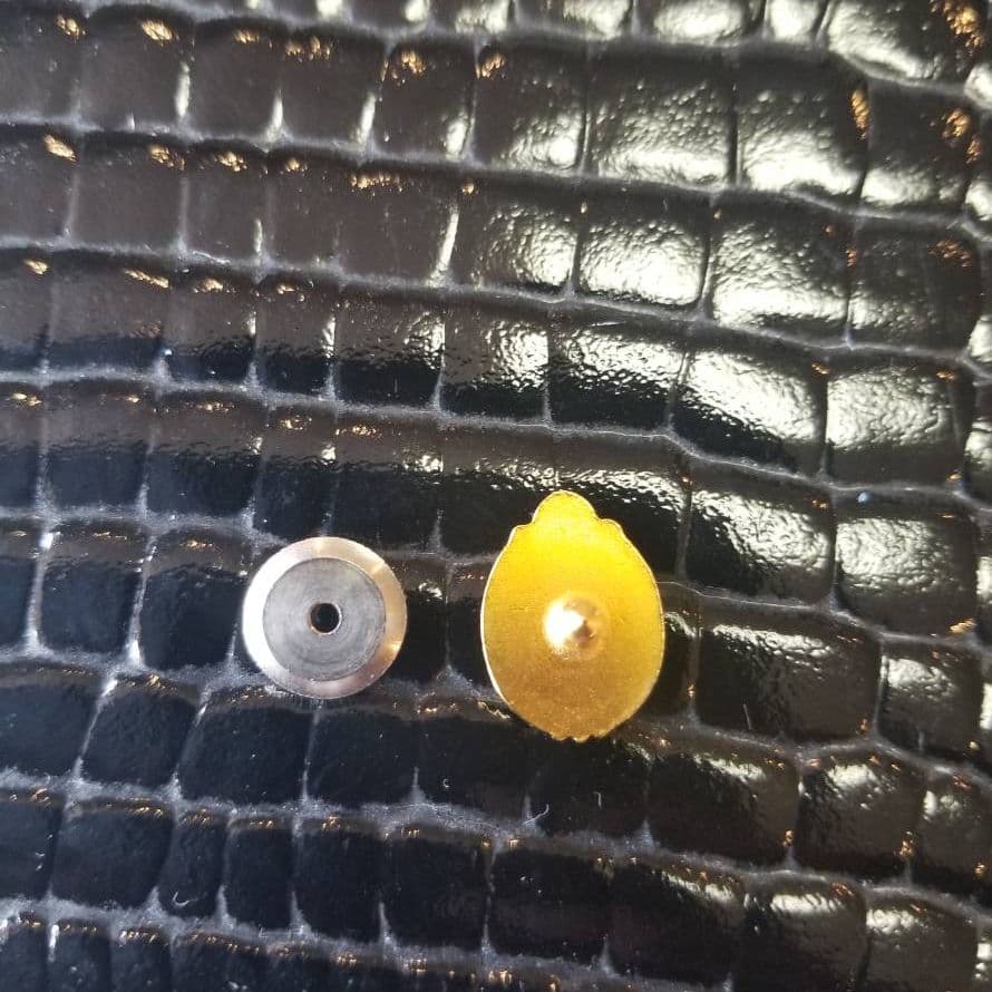 昔の軍人バッジのミニチュア版バッジ？　右翼バッジ？