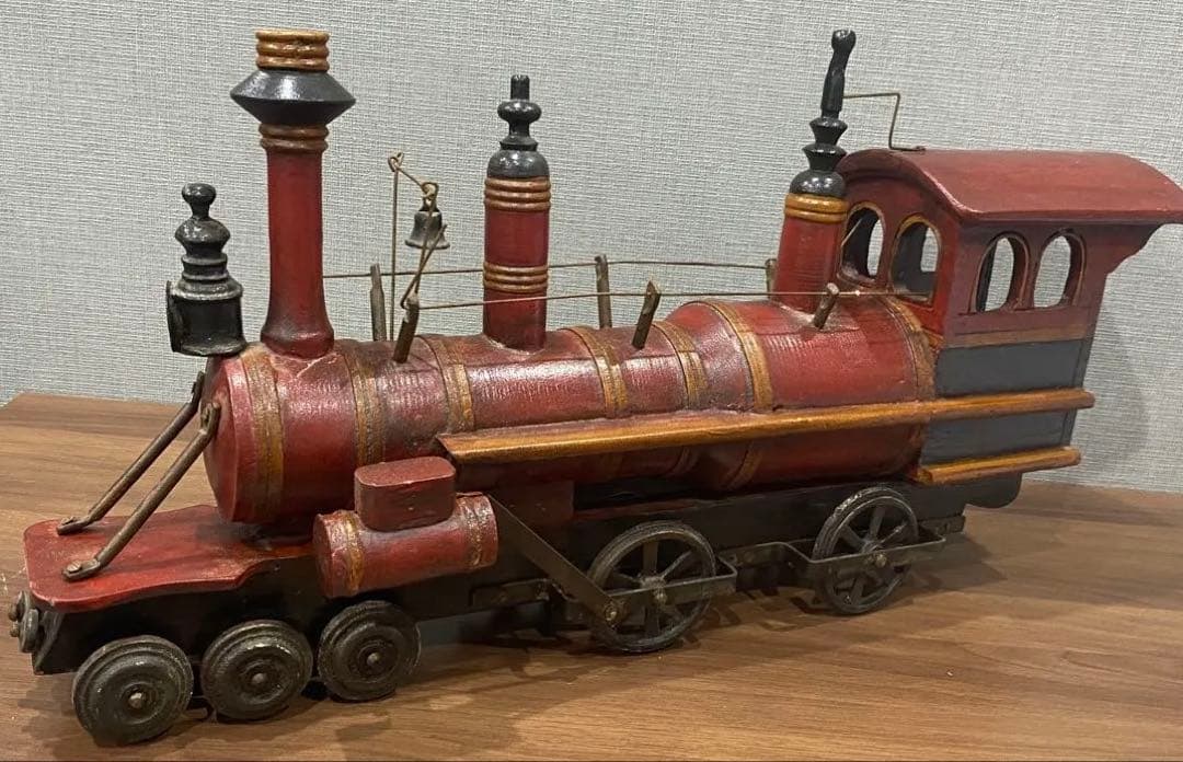 サイドのモデルウッドの列車の機関車