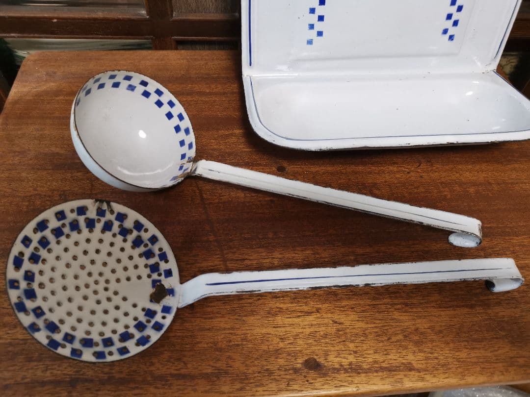 イギリス アンティークホーロー レードルラック 一松模様 ホワイト&ブルー