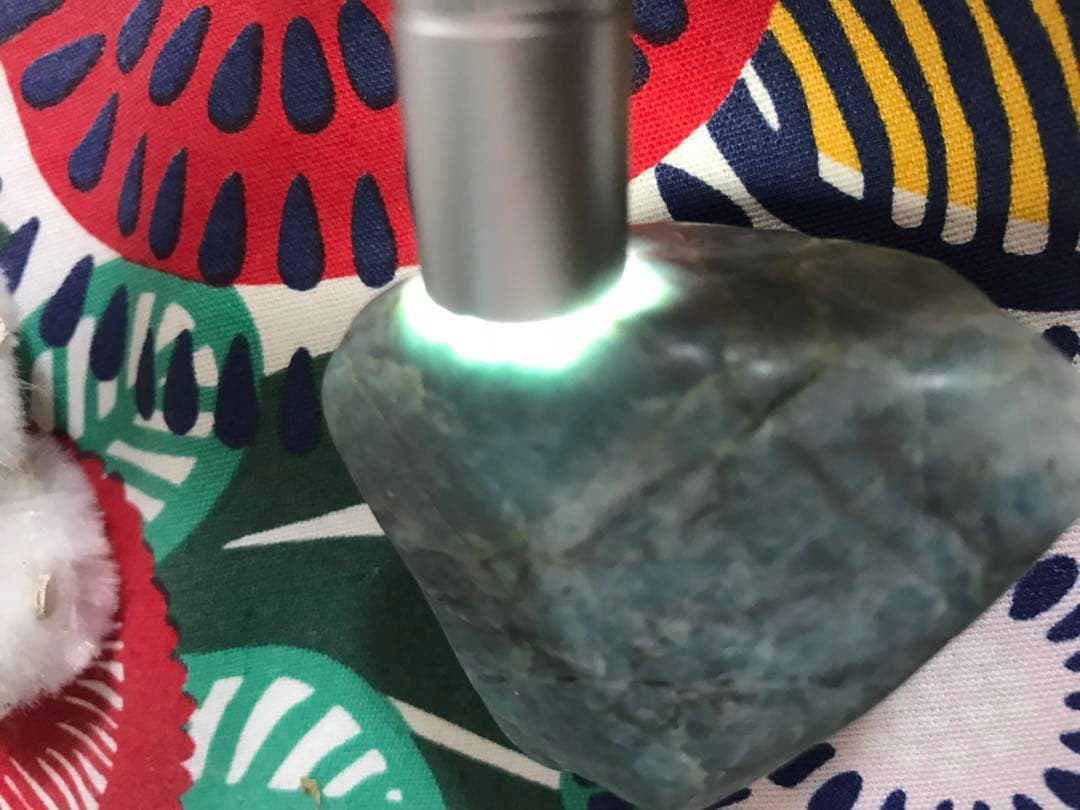 糸魚川 ヒスイ コン沢 青翡翠原石 宝石　原石　スライス