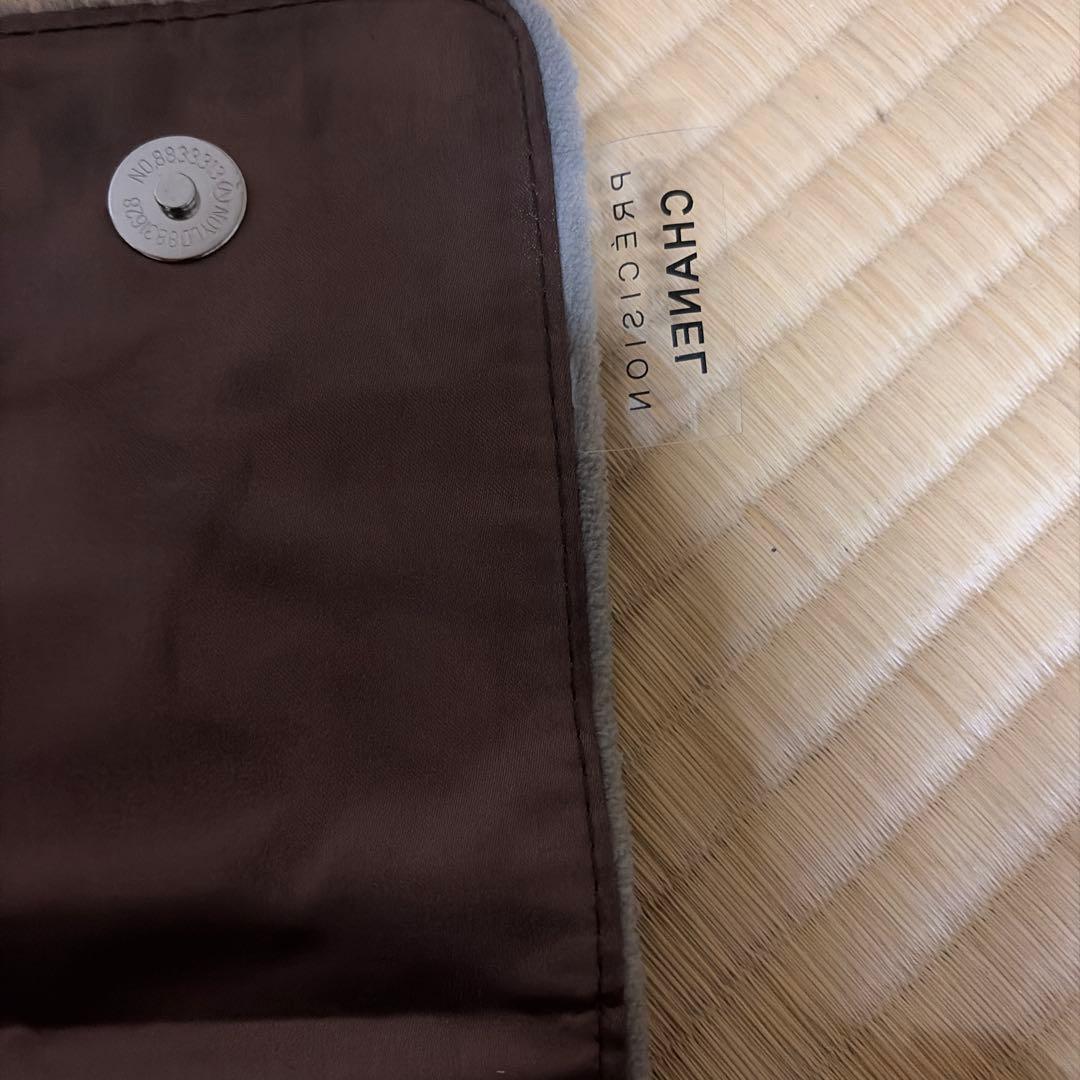 CHANEL グレー ロゴ バッグ