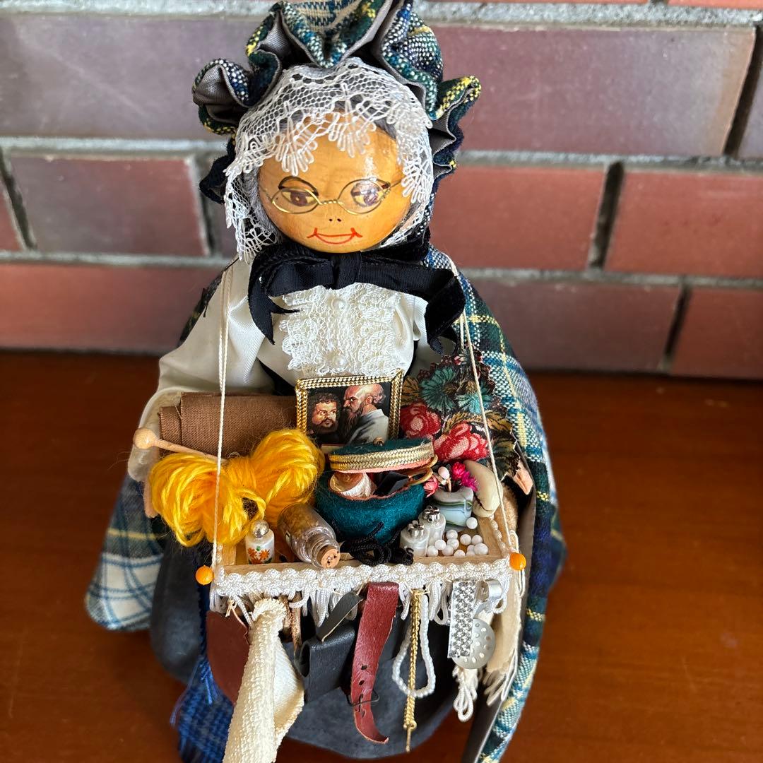 Granny Sweet Seller Doll 《ハンドクラフト屋さん》