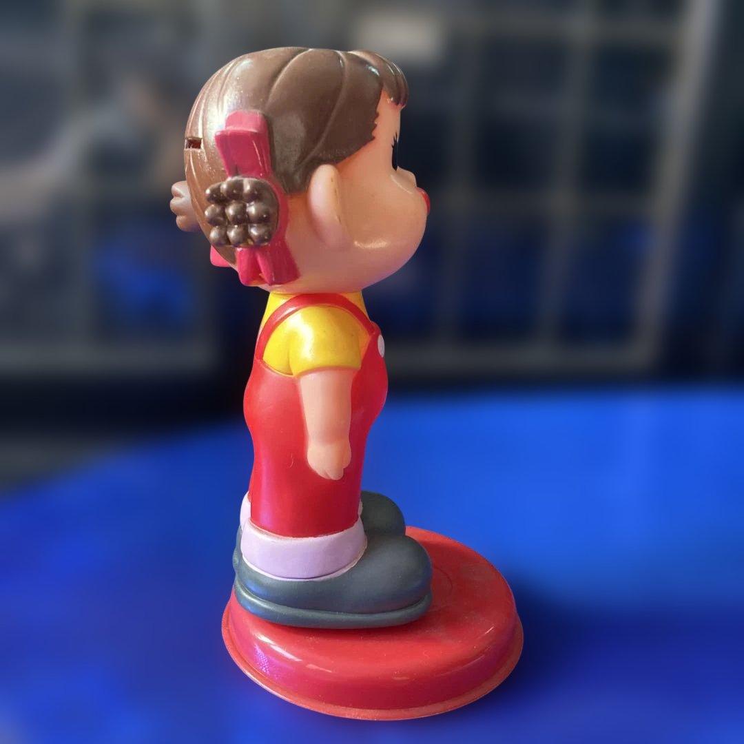不二家 販促品 ペコちゃんソフビ人形貯金箱 赤台座 非売品