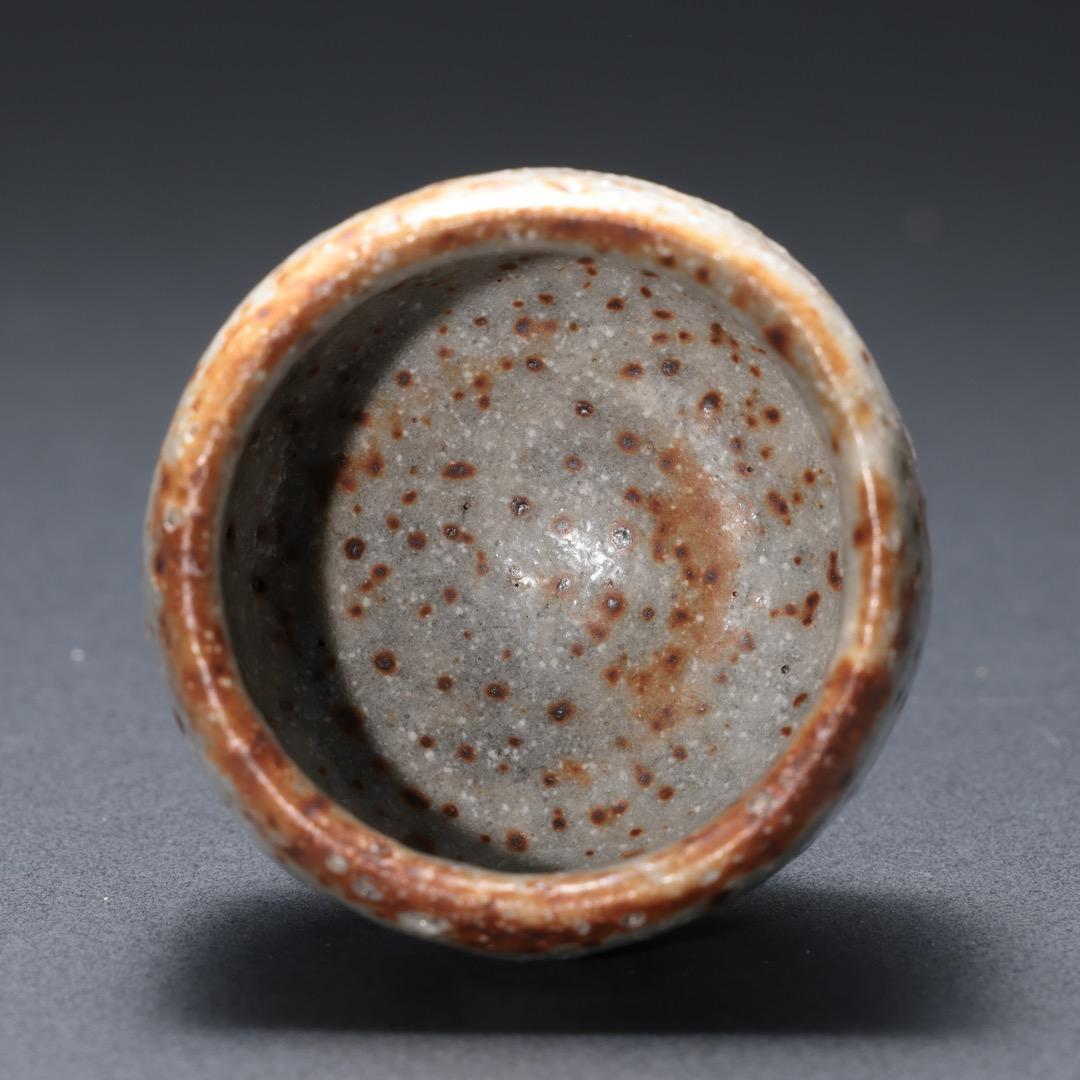 【ぐい呑・盃】 ねずみ志野 ぐい呑み 加藤春鼎作　共箱　R1189ダU