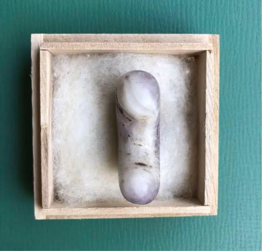 勾玉　（i）　箱付き
