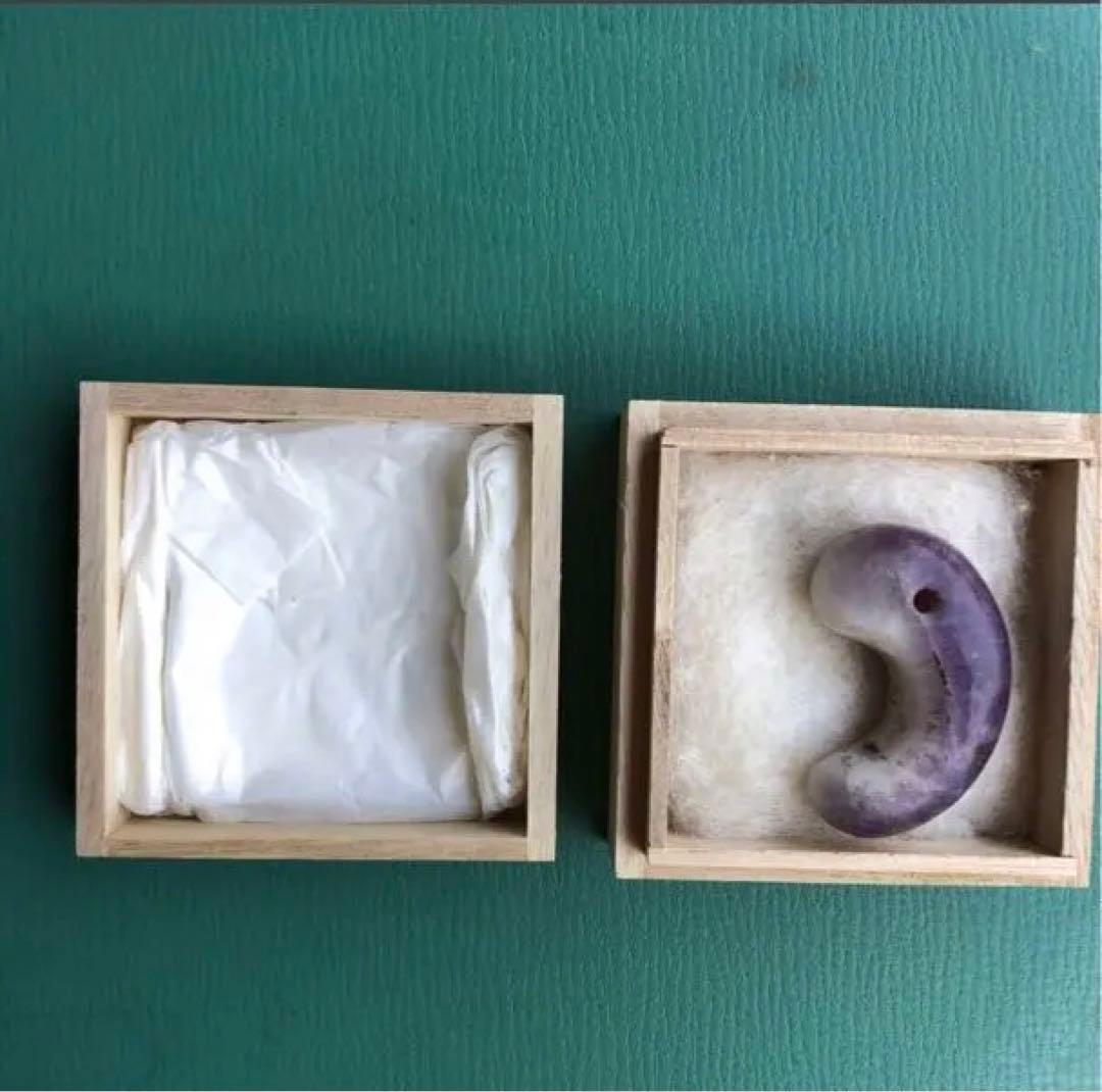 勾玉　（i）　箱付き