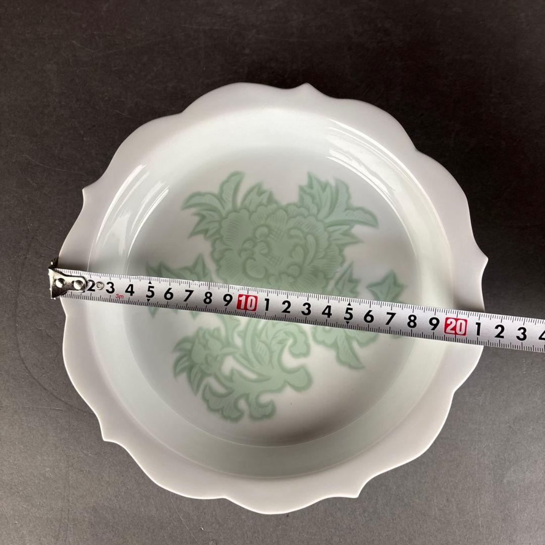 井上萬二　白磁緑釉牡丹彫文　皿　共箱