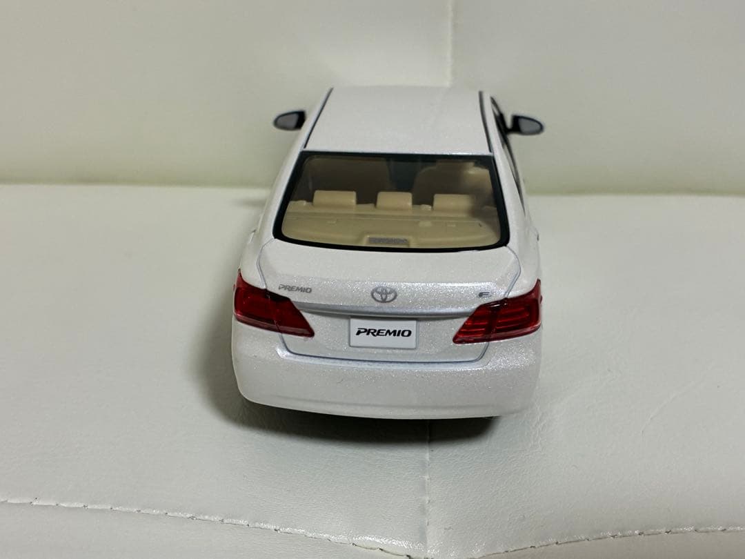 1/30 トヨタ プレミオ(ホワイトパールクリスタルシャイン) カラーサンプル