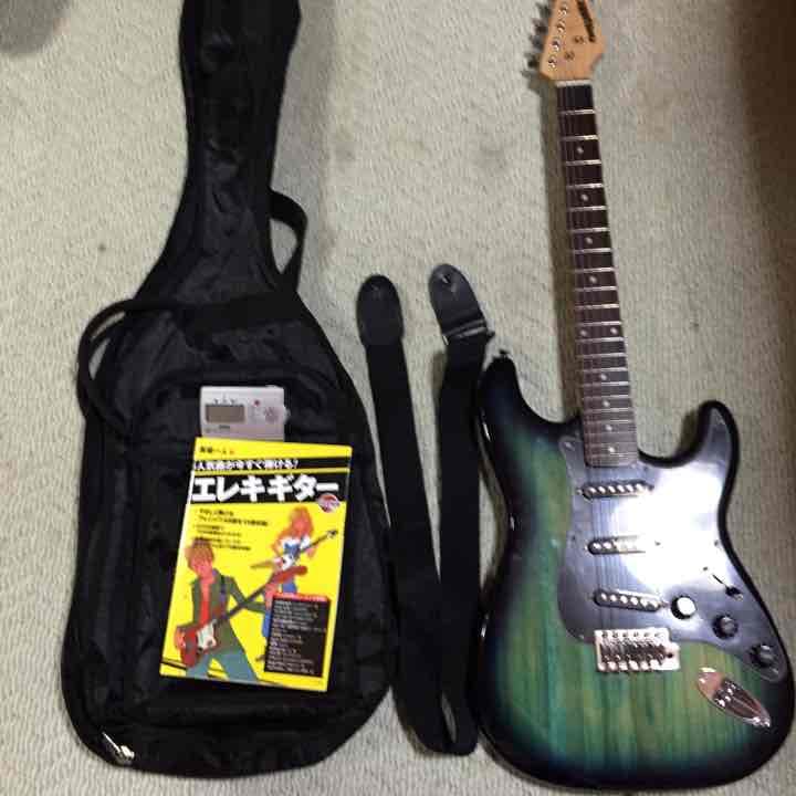 美品 エレキギター (ストラトキャスター)おまけ付き