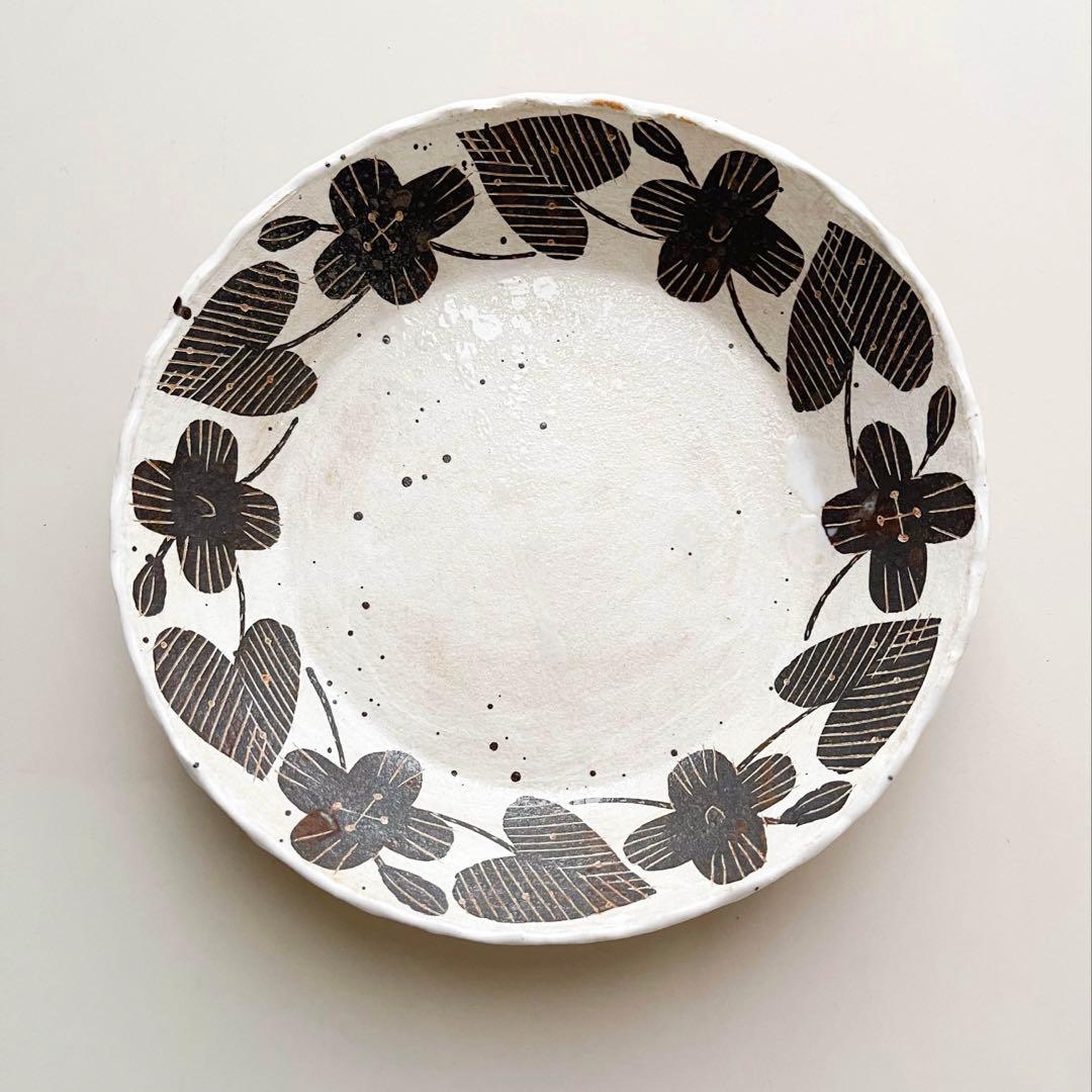 未使用品 陶芸家 鹿児島睦 モノトーン 黒の花図案のプレート　美術品