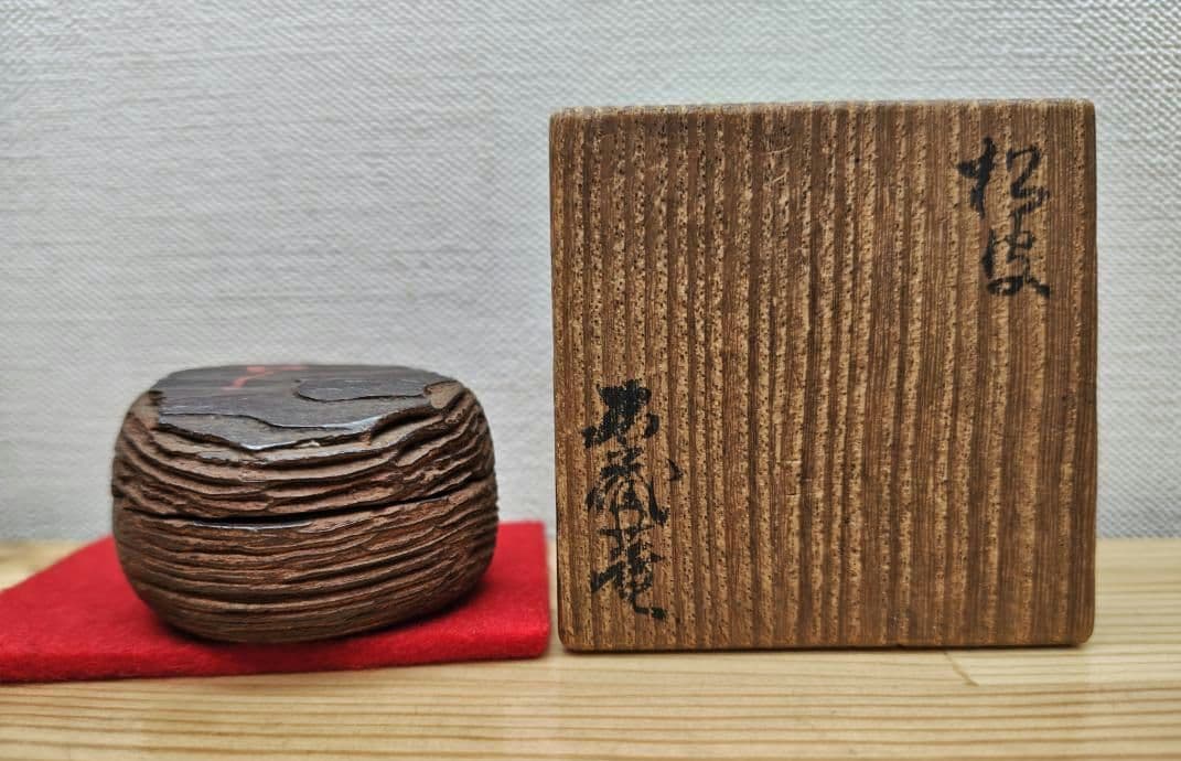 送料込【逢絢亭】茶道具 香合 松皮香合 織部の松を以て 木製 不蔵庵 龍渓 共箱