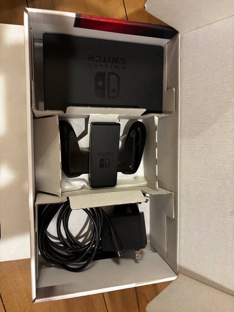 Nintendo Switch本体　コントローラー無しSDカード付き