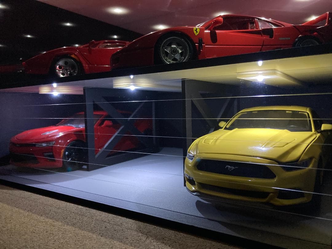 ミニカー専用ジオラマ：1/18 ショールーム＆ガレージⅢ／最大展示台数6台！