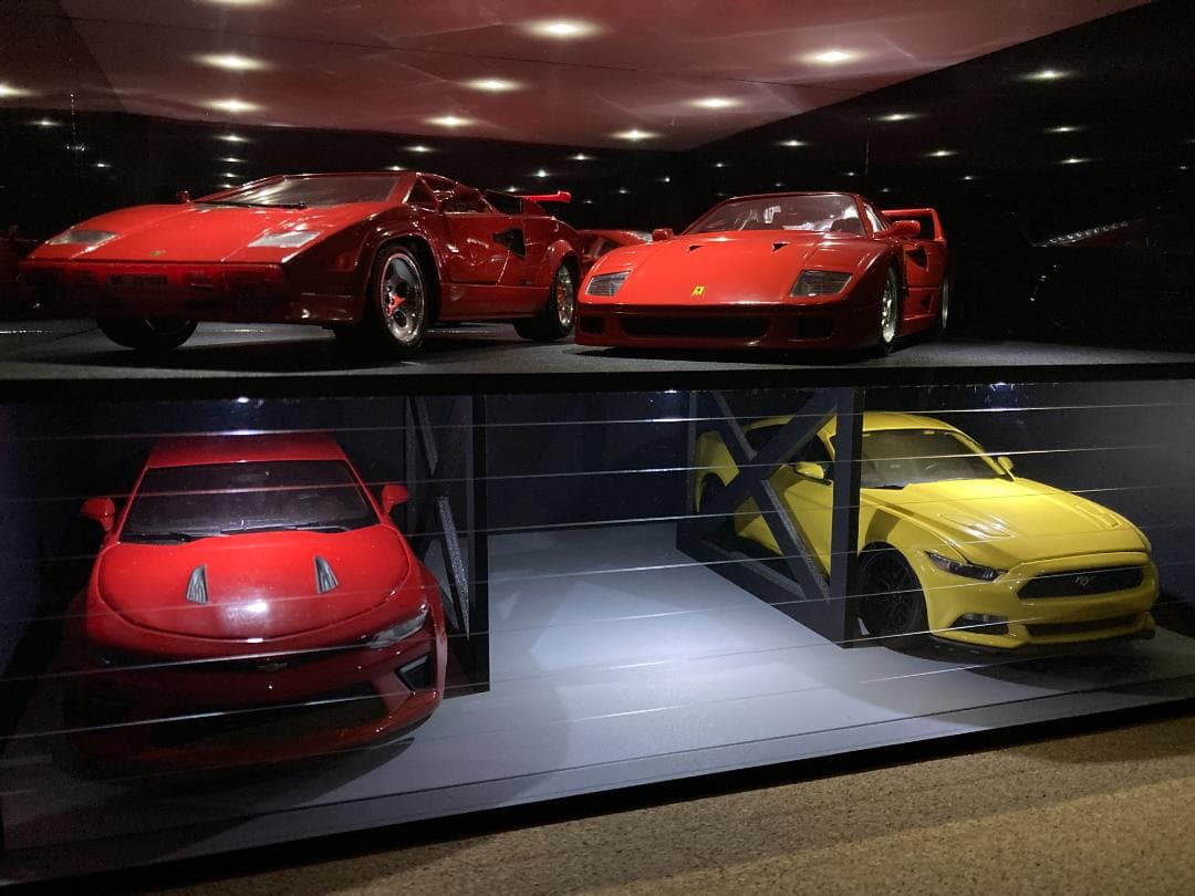 ミニカー専用ジオラマ：1/18 ショールーム＆ガレージⅢ／最大展示台数6台！