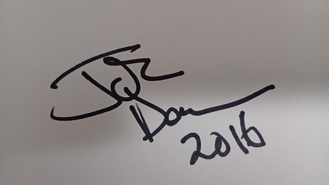 「Queen全員の直筆サイン入りコレクターズセット」