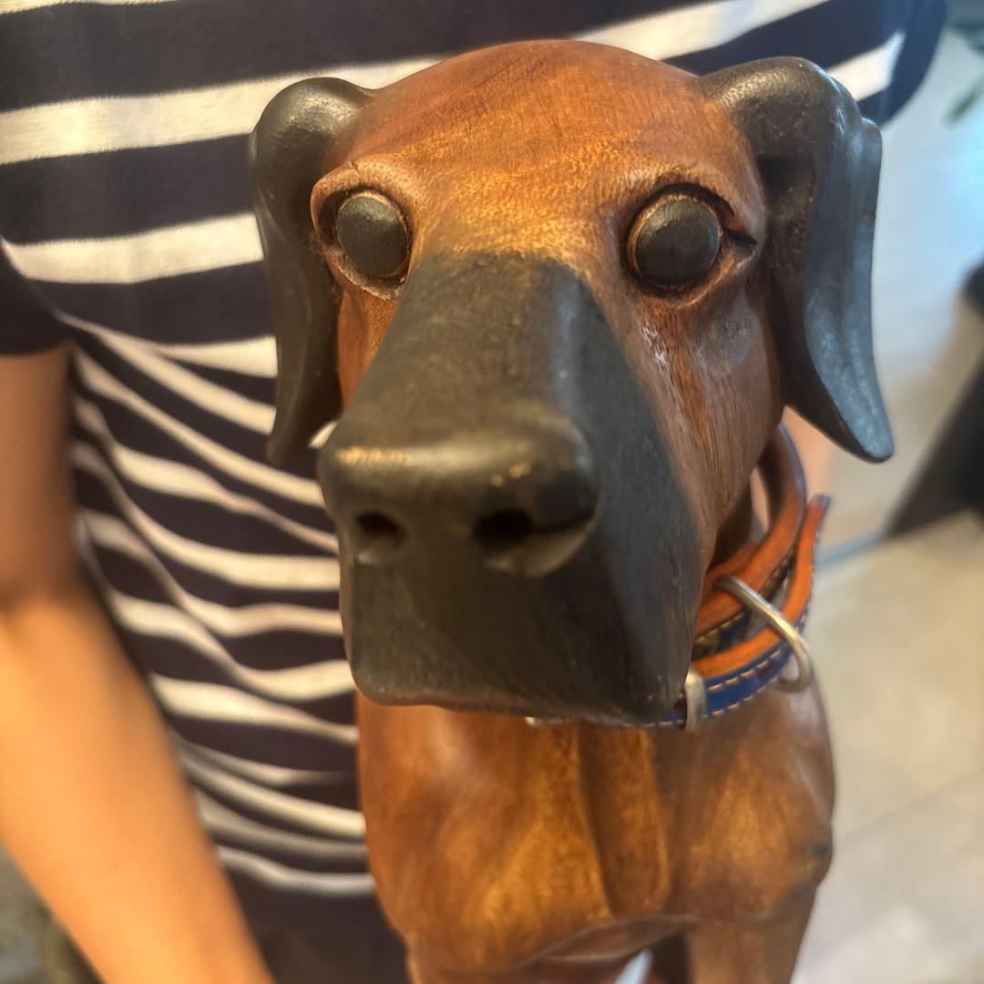 ヴィンテージ　可愛らしい瞳と威厳のある姿が素敵な一刀彫の犬の特大彫刻オブジェ