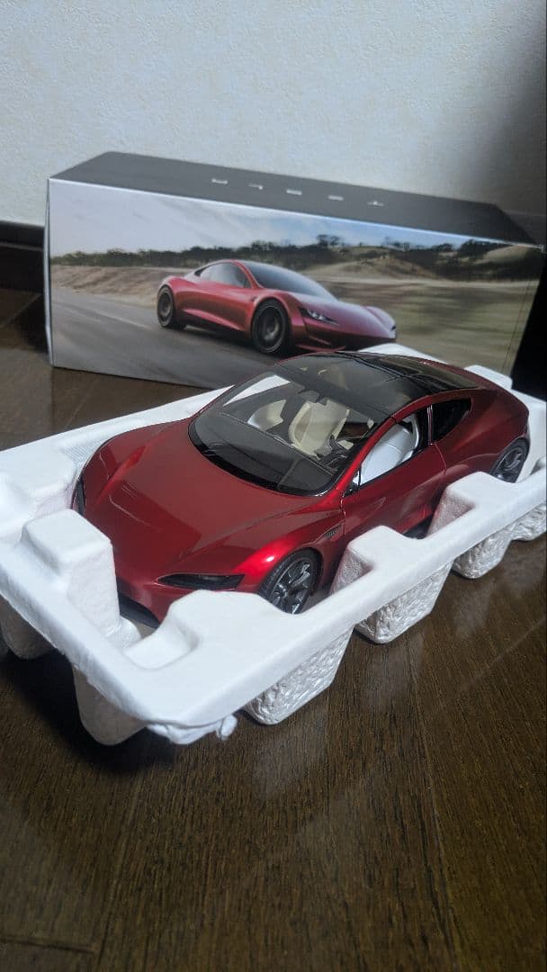 【レア売り切れ品】テスラ　ロードスター 1:18スケール　オフィシャル品