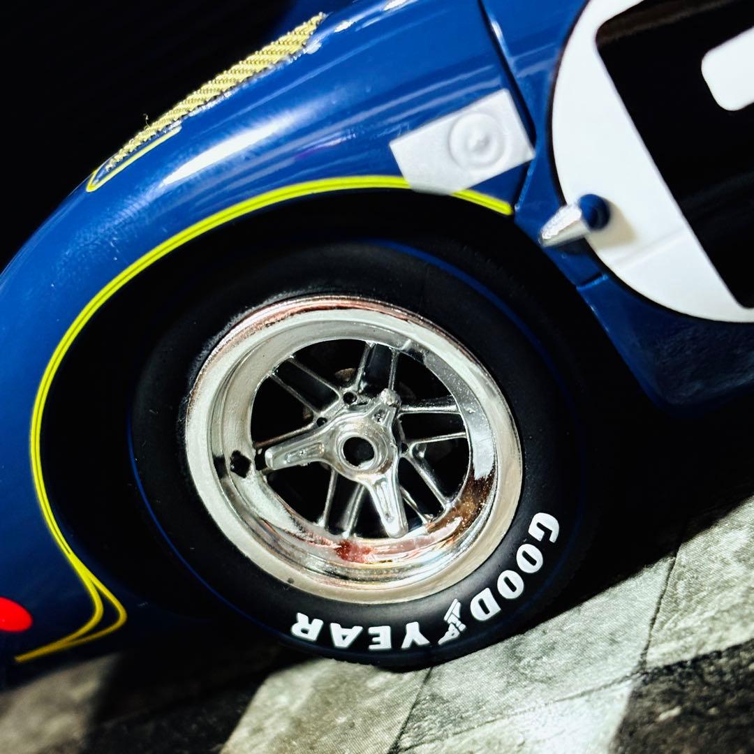 ショーケース付属 1/18 Spark ローラT70 Mk.3B GT 1969