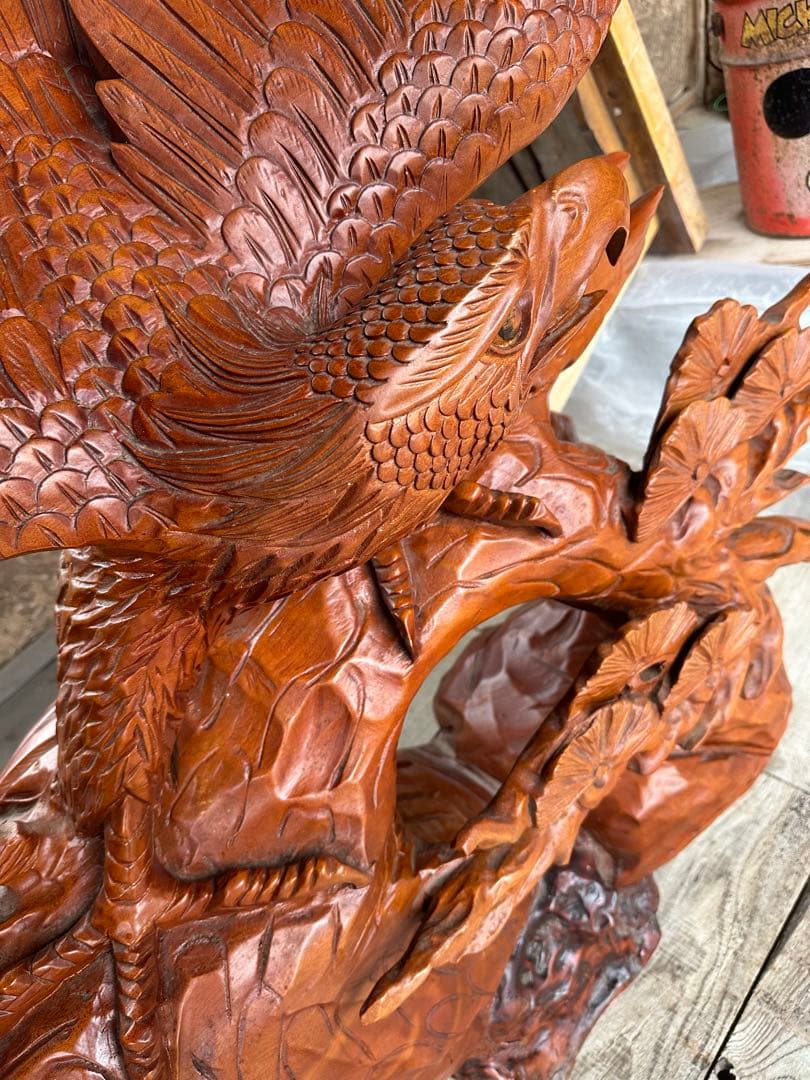 一刀彫り　鷹　置物 　一刀彫　光沢とデザインが綺麗な迫力がある逸品です。