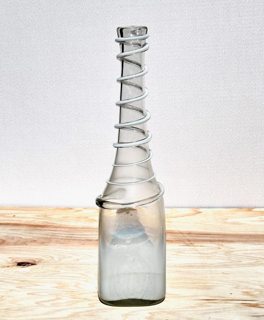 ビンテージ　ガラスボトル　線巻き花瓶　古道具　被せガラス　高さ47.5cm
