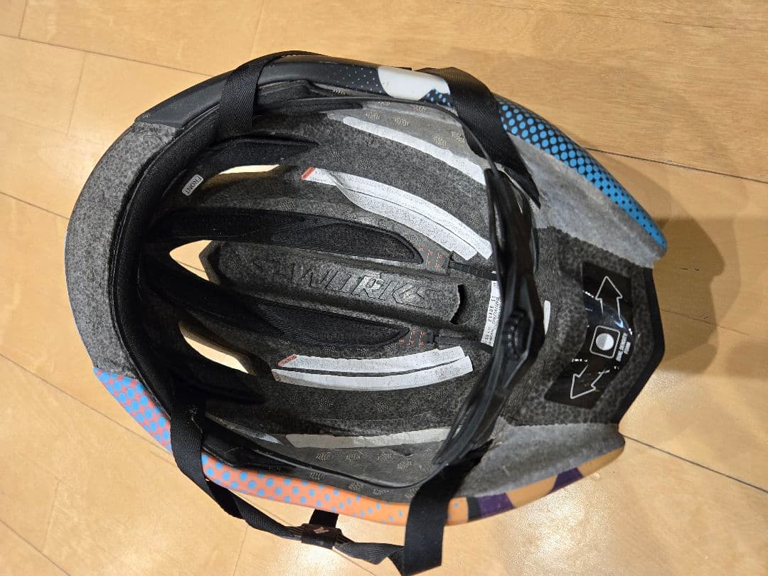 Specialized red hook hotシリーズのシューズとヘルメット