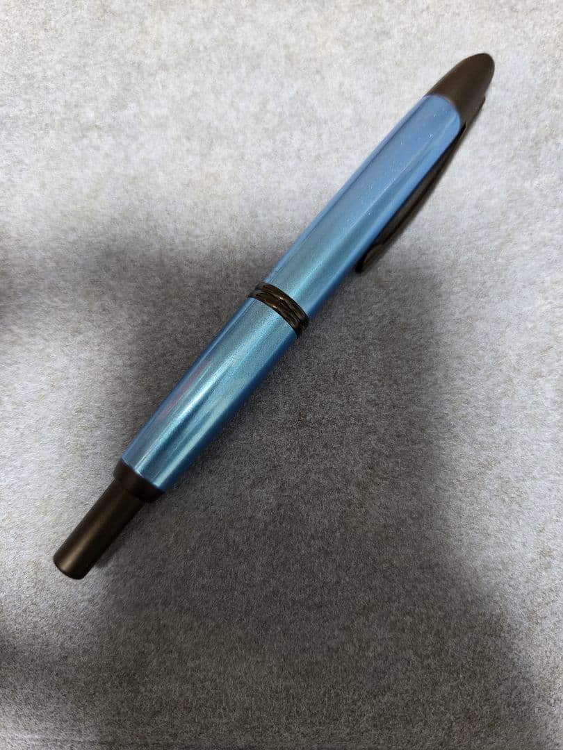 キャップレス万年筆　F　lic blue