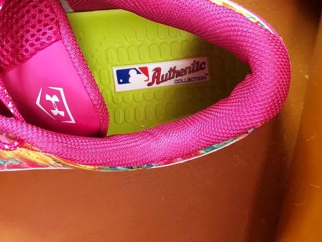 新品アメリカ限定☆アンダーアーマー★野球用☆MLBフラワー☆30.5cm
