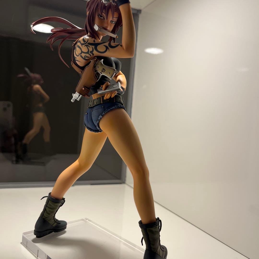 キャラグミン レヴィ ブラックラグーン 塗装完成品 アクリルケース付き