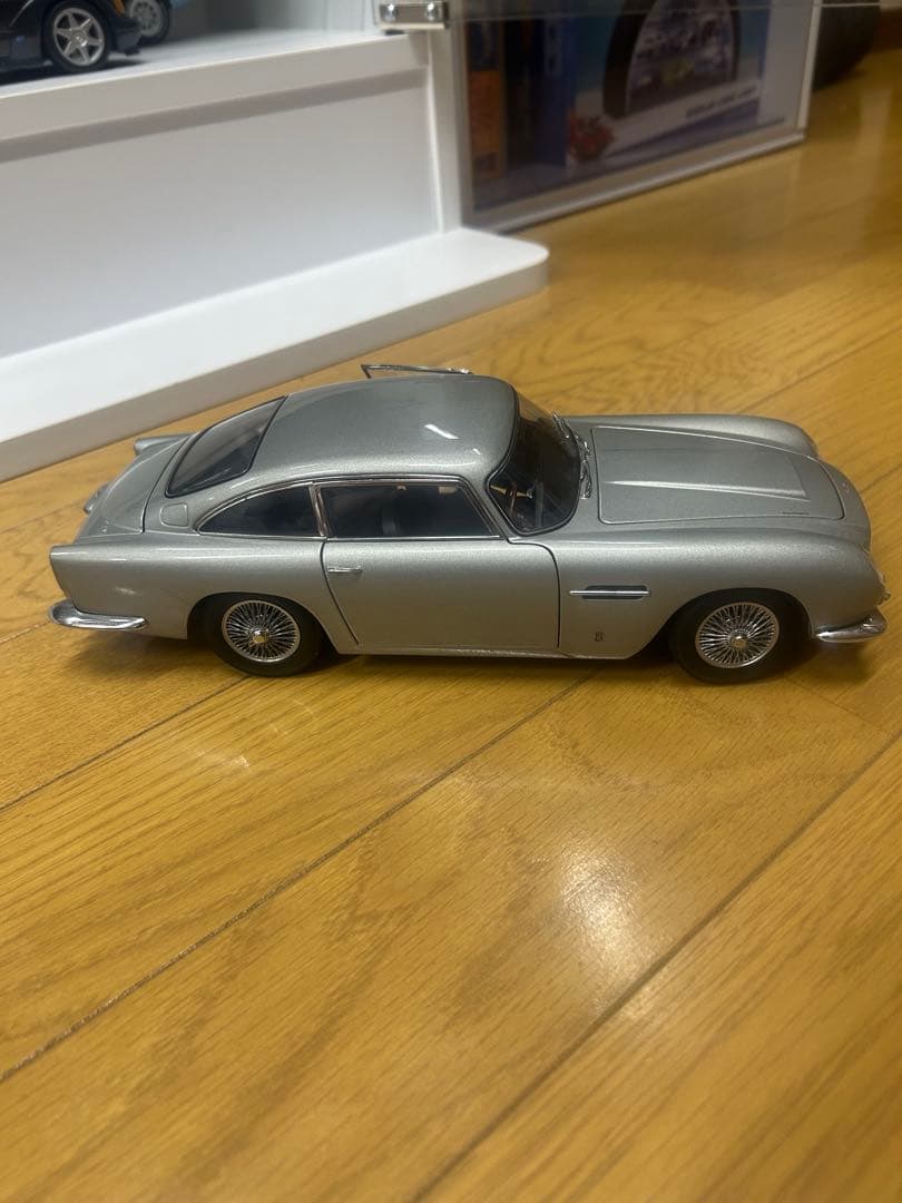 オートアート1/18アストンマーチンDB5