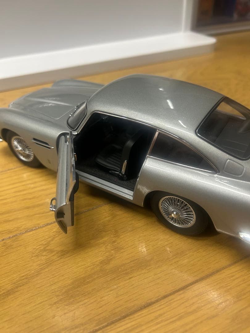 オートアート1/18アストンマーチンDB5