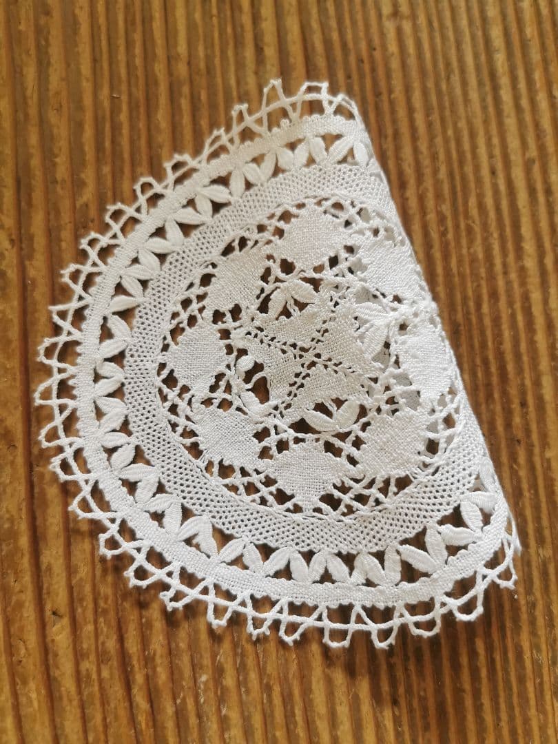 アンティーク マルチーズレース ラウンド小ドイリー 涼やかな麻糸 マルタ十字✠