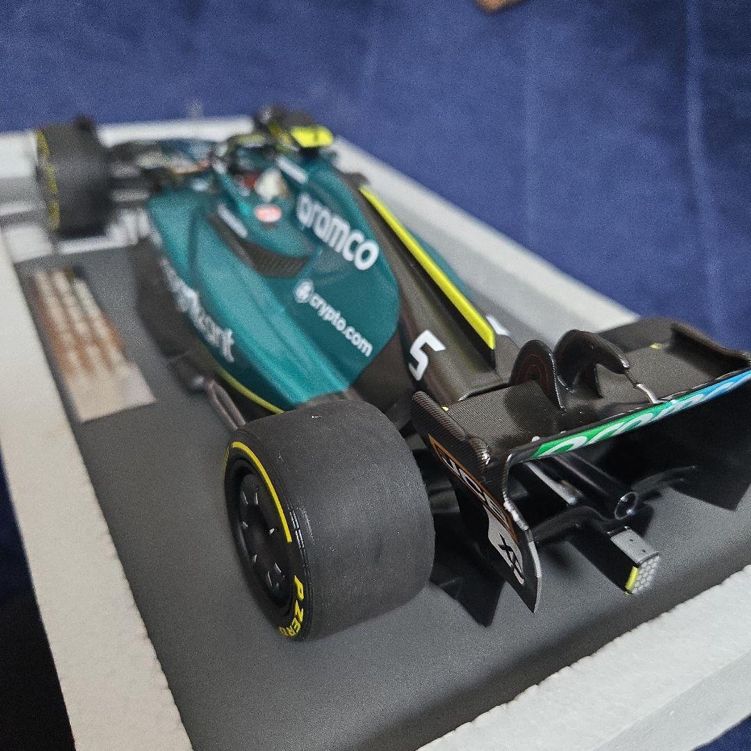 ミニチャンプス社製 Aston Martin AMR22 セバスチャン・ベッテル