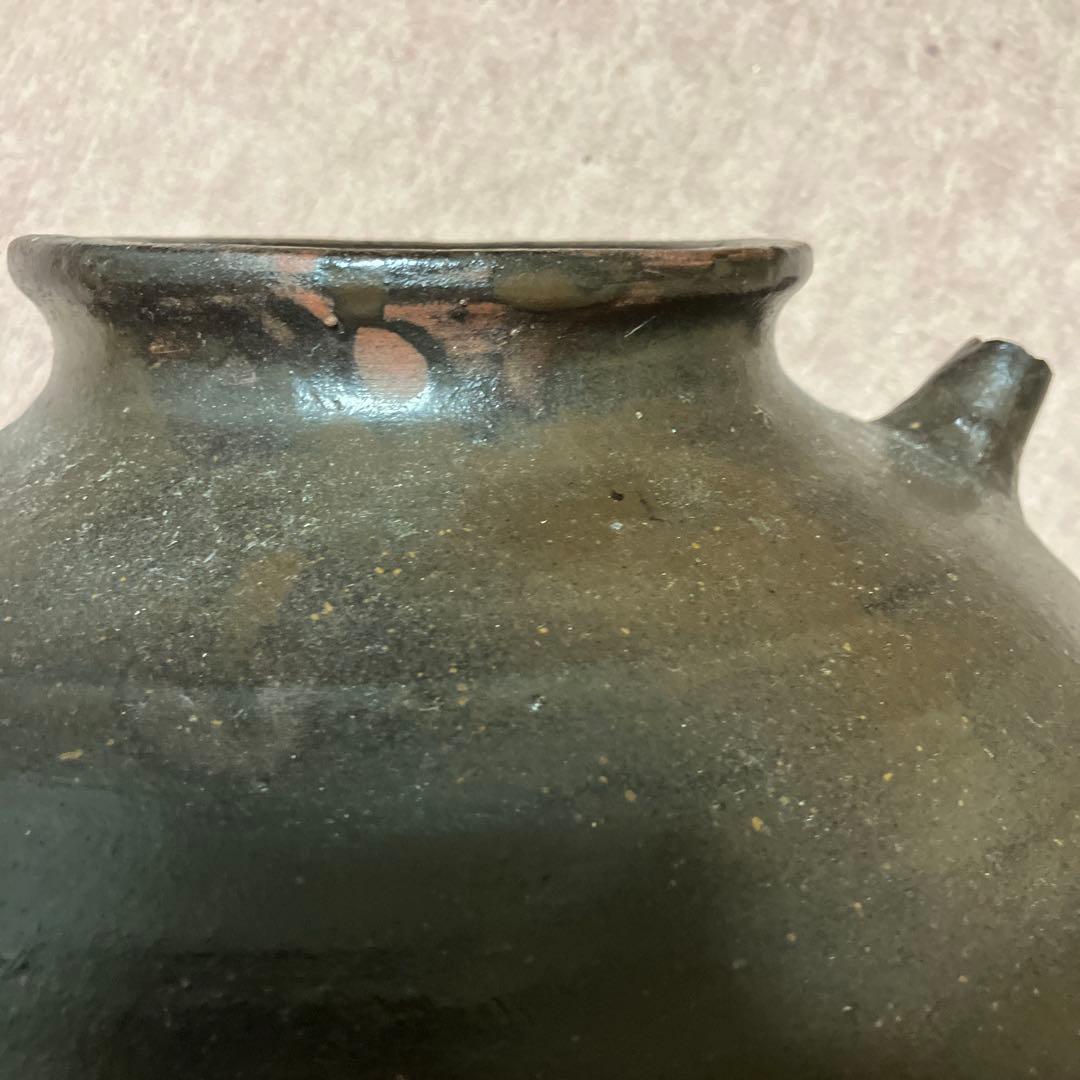 アンティークな黒色 陶器 注ぎ口付き壺