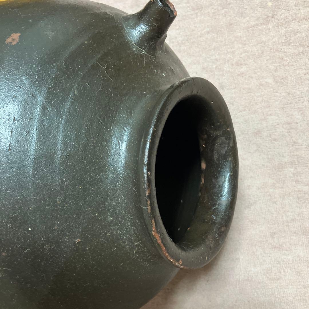 アンティークな黒色 陶器 注ぎ口付き壺