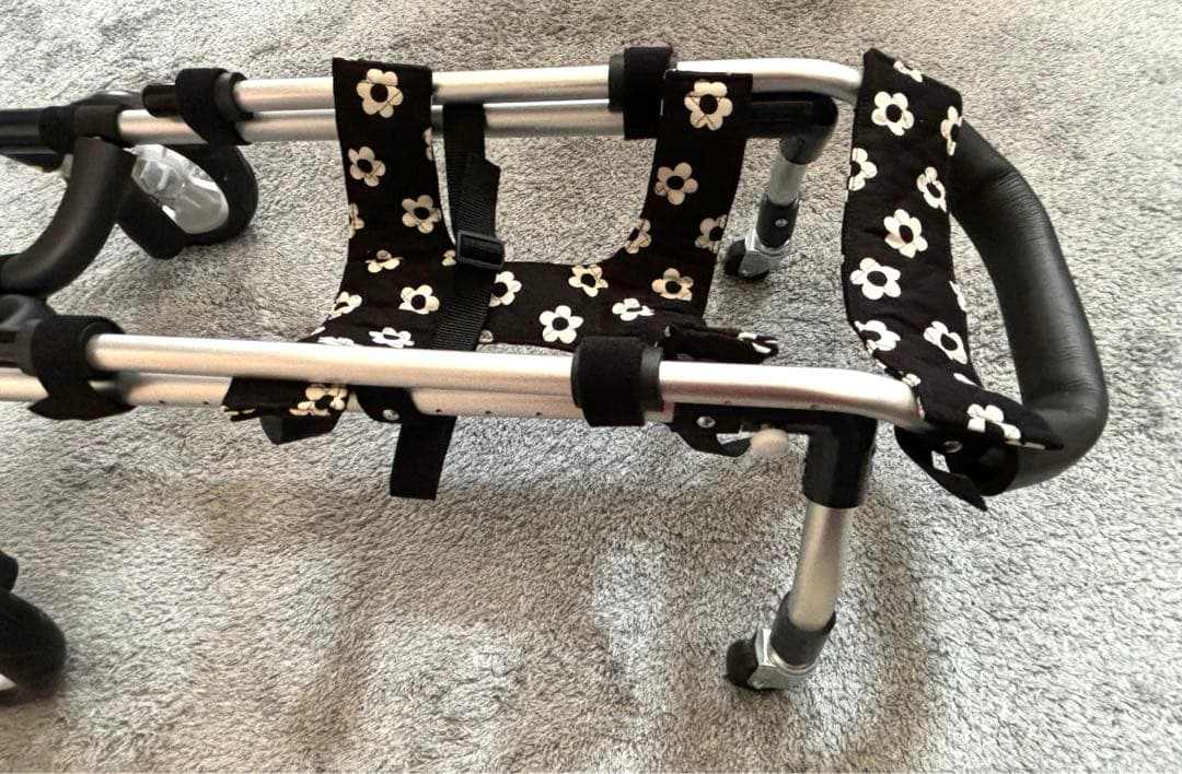 犬用車椅子　犬の歩行器　4輪　顎乗せ付き　手足が弱くなってきた子
