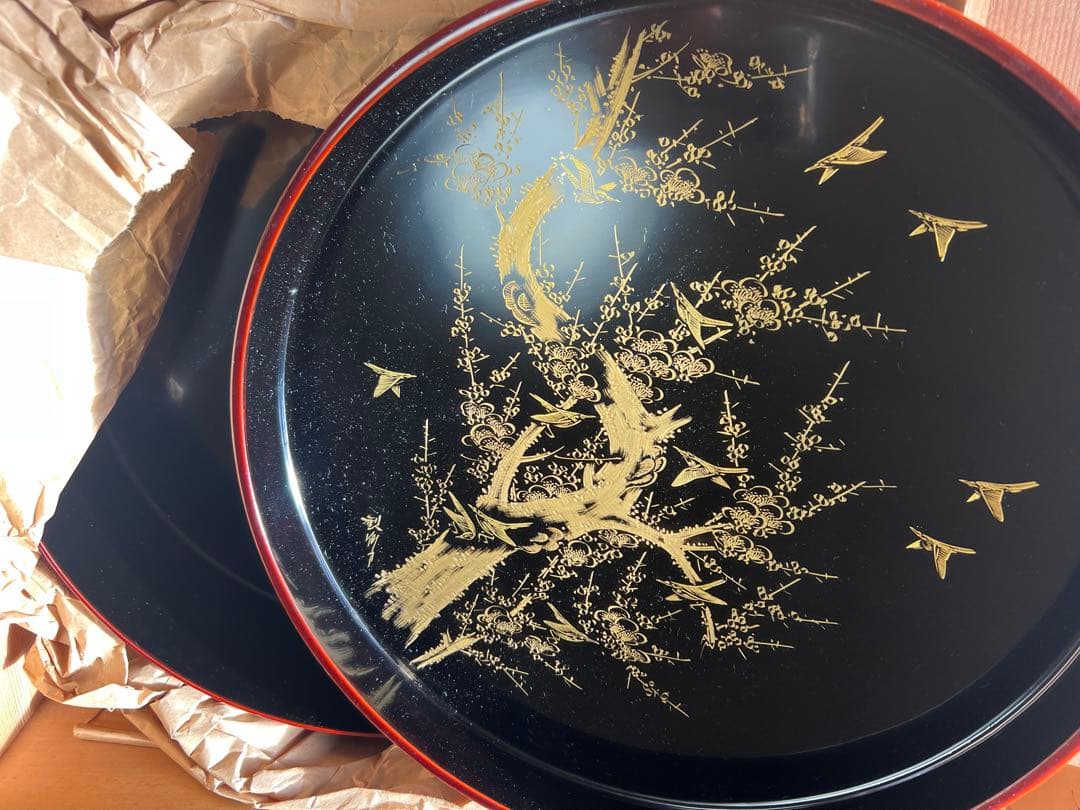 木製茶箱と赤色茶器、黒皿セット