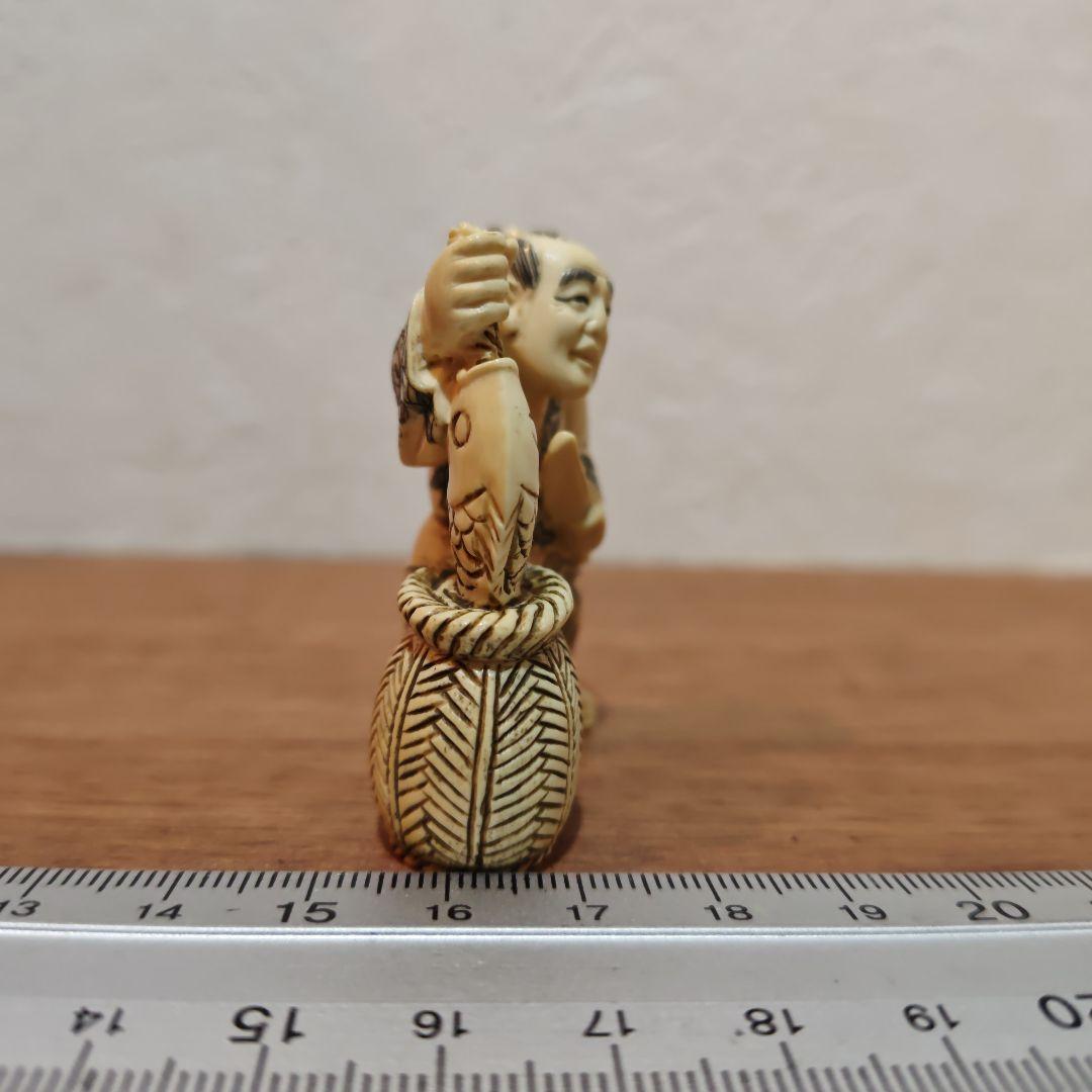 時代提物 人物根付 天然素材【魚売り】高さ約5.2cm 重さ26ｇ 江戸の暮らし