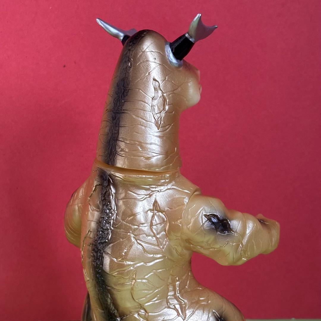 か*き様 ブルマァク　怪獣シリーズ エレキング　蓄光ゴールド