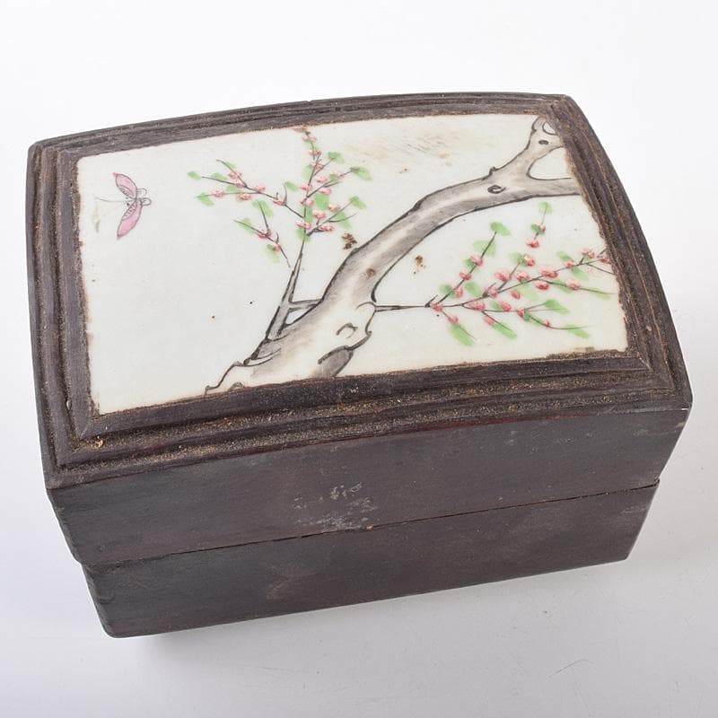 中国　粉彩　梅蝶文飾り　木製　収納箱　宝石箱　C　R7579