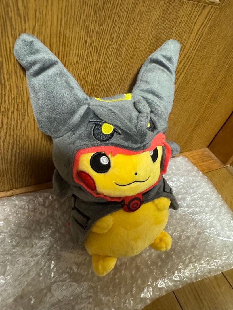 ポケモンセンター ぬいぐるみ 黒いレックウザ　ポンチョを着たピカチュウ