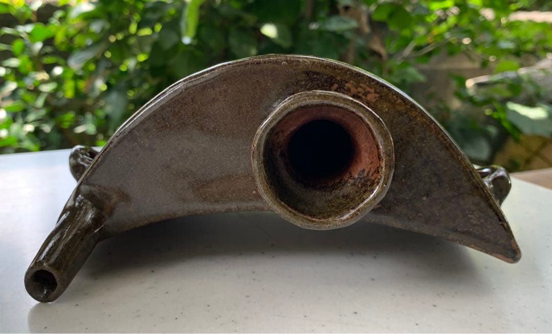 琉球陶器①双鳥(魚鷹)四言詩入白土象嵌抱瓶/②五言詩唐・于入白土象嵌抱瓶