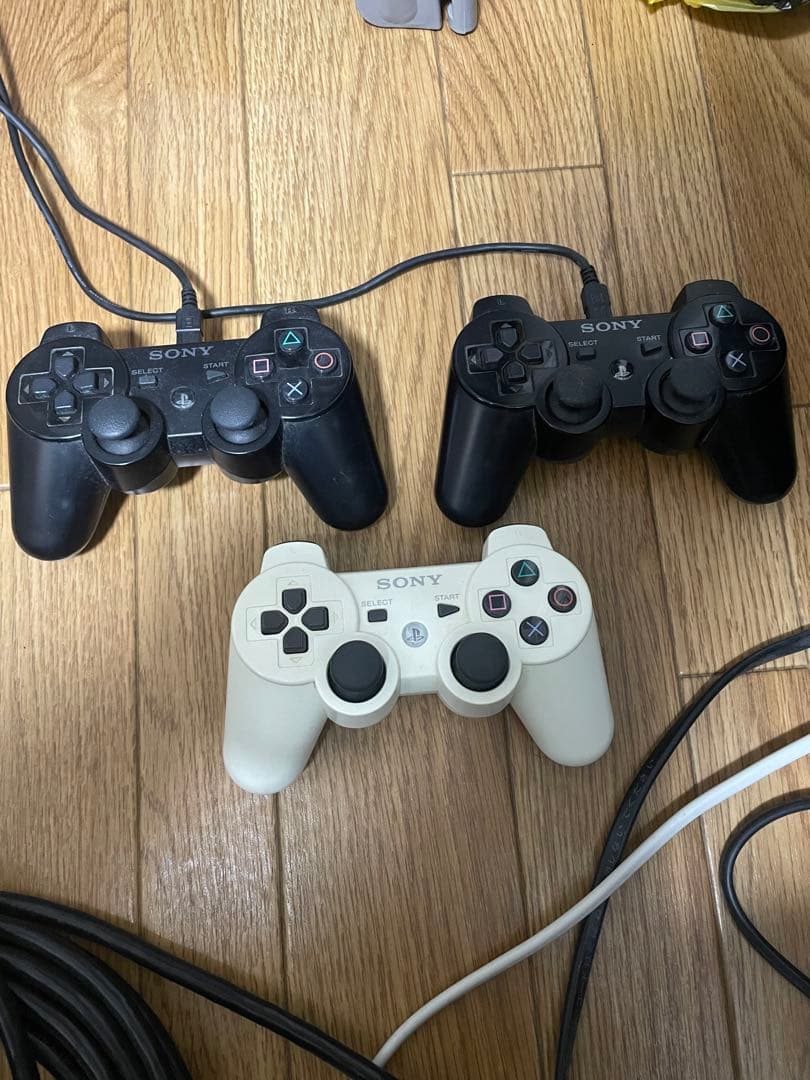 ps3本体　コントローラー3つ　美品ゲーム13本　縦置き台座あり