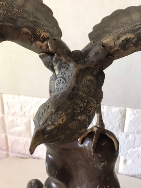 古銅製，岩上に鷹置物，古美術品，高50cm，重4400克