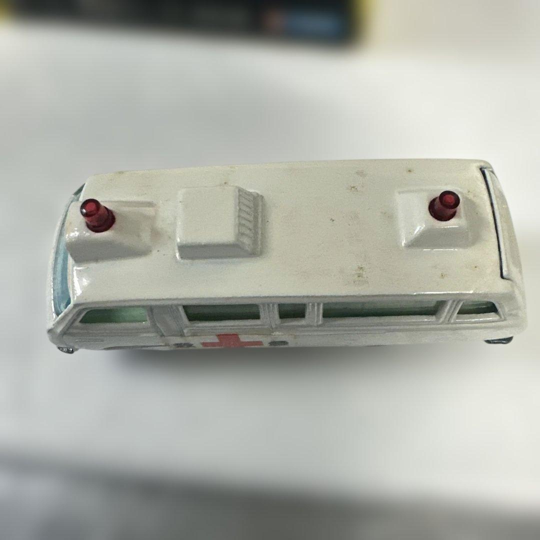 トミカ黒箱No.57ヴィンテージ ハイエースコミューター救急車